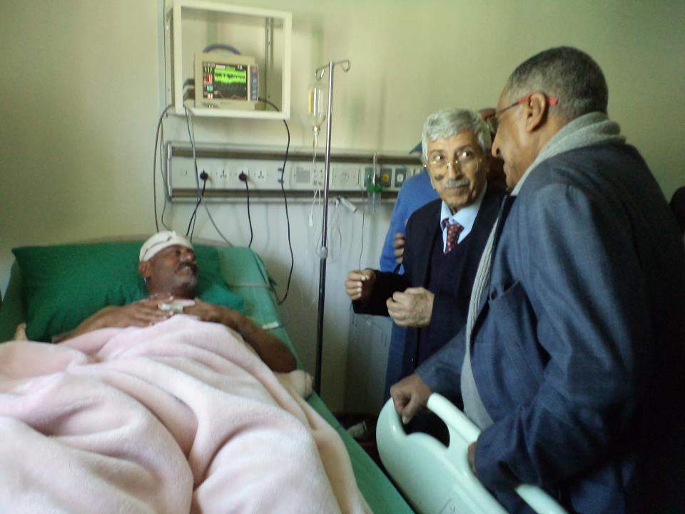 وزراء وبرلمانيين ومثقفين وسياسيين يزورون حاشد في المستشفى 71