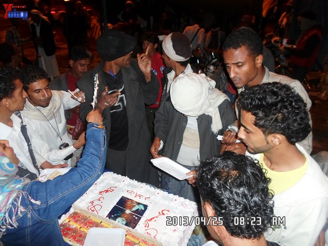 أسرة جريح الثورة يوسف الفاشق تحتفل بعيد ميلاد نجله ثائر في ساحة اعتصام جرحى الثورة أمام مجلس الو 1