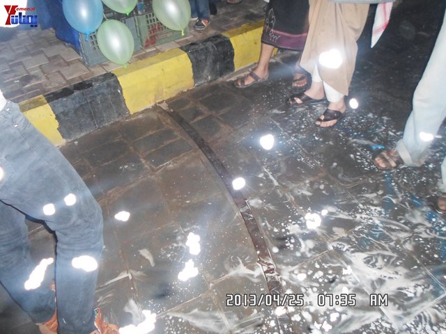 أسرة جريح الثورة يوسف الفاشق تحتفل بعيد ميلاد نجله ثائر في ساحة اعتصام جرحى الثورة أمام مجلس الو 10