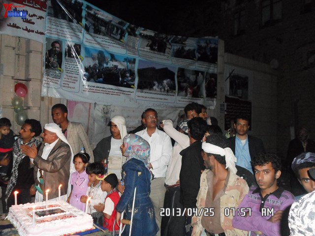 أسرة جريح الثورة يوسف الفاشق تحتفل بعيد ميلاد نجله ثائر في ساحة اعتصام جرحى الثورة أمام مجلس الو 11