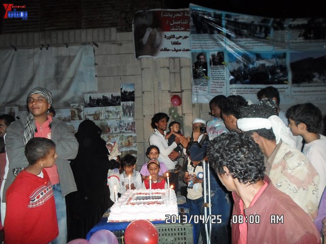 أسرة جريح الثورة يوسف الفاشق تحتفل بعيد ميلاد نجله ثائر في ساحة اعتصام جرحى الثورة أمام مجلس الو 12