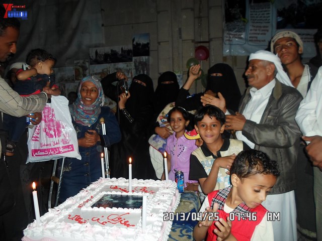 أسرة جريح الثورة يوسف الفاشق تحتفل بعيد ميلاد نجله ثائر في ساحة اعتصام جرحى الثورة أمام مجلس الو 13