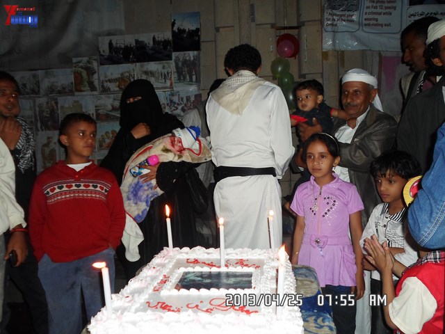 أسرة جريح الثورة يوسف الفاشق تحتفل بعيد ميلاد نجله ثائر في ساحة اعتصام جرحى الثورة أمام مجلس الو 14