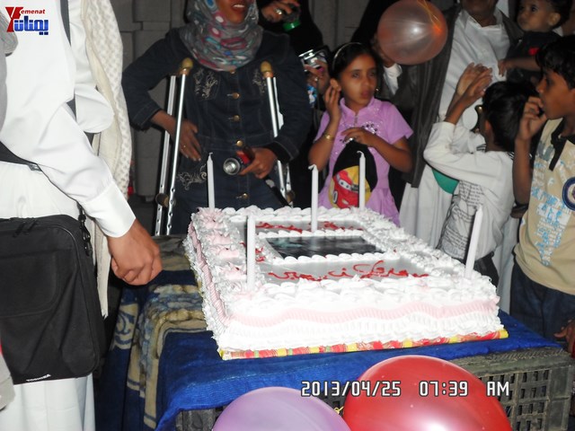 أسرة جريح الثورة يوسف الفاشق تحتفل بعيد ميلاد نجله ثائر في ساحة اعتصام جرحى الثورة أمام مجلس الو 15