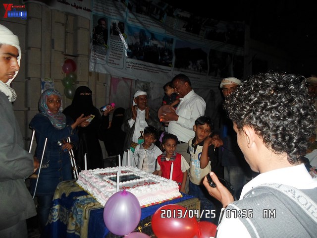 أسرة جريح الثورة يوسف الفاشق تحتفل بعيد ميلاد نجله ثائر في ساحة اعتصام جرحى الثورة أمام مجلس الو 16