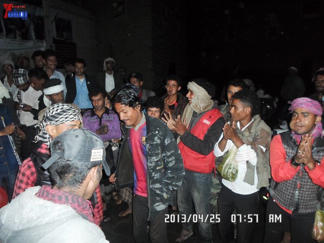 أسرة جريح الثورة يوسف الفاشق تحتفل بعيد ميلاد نجله ثائر في ساحة اعتصام جرحى الثورة أمام مجلس الو 17