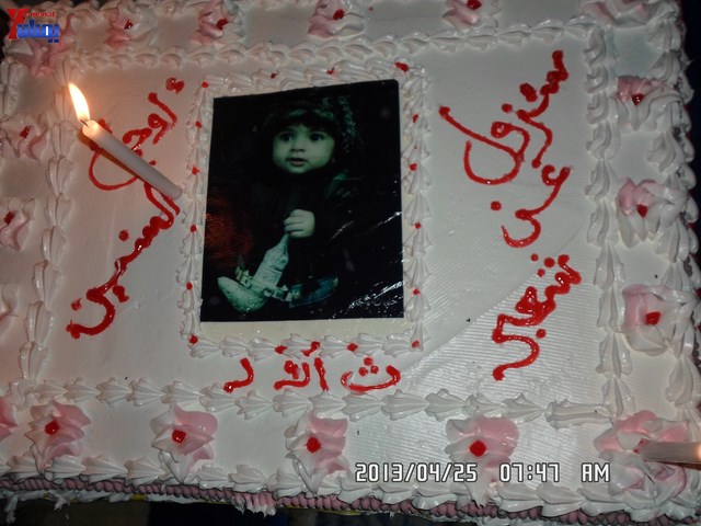 أسرة جريح الثورة يوسف الفاشق تحتفل بعيد ميلاد نجله ثائر في ساحة اعتصام جرحى الثورة أمام مجلس الو 18