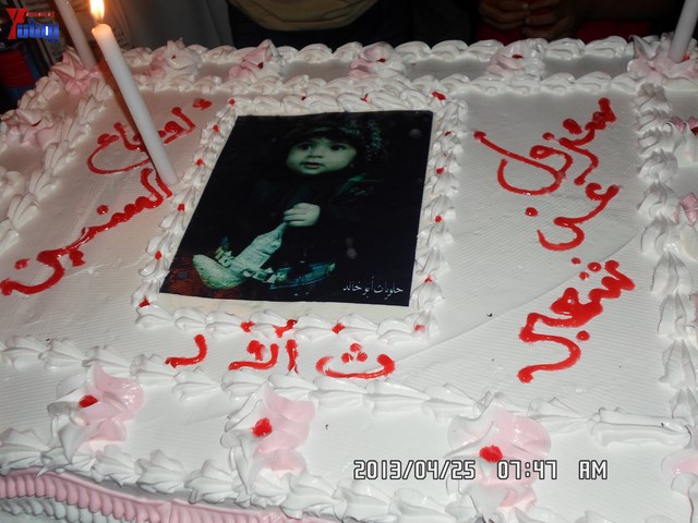 أسرة جريح الثورة يوسف الفاشق تحتفل بعيد ميلاد نجله ثائر في ساحة اعتصام جرحى الثورة أمام مجلس الو 19