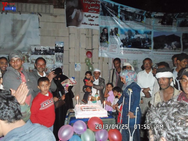 أسرة جريح الثورة يوسف الفاشق تحتفل بعيد ميلاد نجله ثائر في ساحة اعتصام جرحى الثورة أمام مجلس الو 2