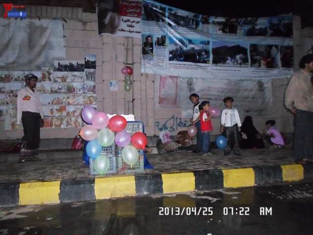 أسرة جريح الثورة يوسف الفاشق تحتفل بعيد ميلاد نجله ثائر في ساحة اعتصام جرحى الثورة أمام مجلس الو 20