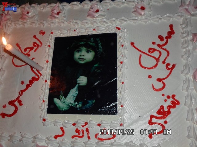 أسرة جريح الثورة يوسف الفاشق تحتفل بعيد ميلاد نجله ثائر في ساحة اعتصام جرحى الثورة أمام مجلس الو 21