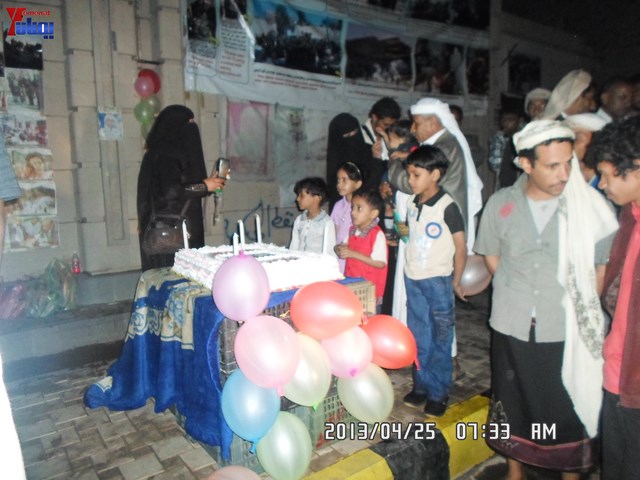 أسرة جريح الثورة يوسف الفاشق تحتفل بعيد ميلاد نجله ثائر في ساحة اعتصام جرحى الثورة أمام مجلس الو 22