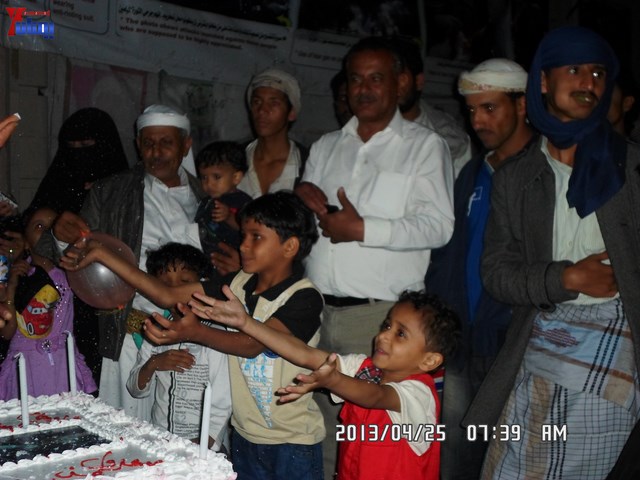 أسرة جريح الثورة يوسف الفاشق تحتفل بعيد ميلاد نجله ثائر في ساحة اعتصام جرحى الثورة أمام مجلس الو 23