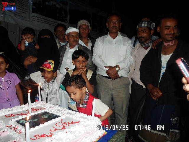 أسرة جريح الثورة يوسف الفاشق تحتفل بعيد ميلاد نجله ثائر في ساحة اعتصام جرحى الثورة أمام مجلس الو 24