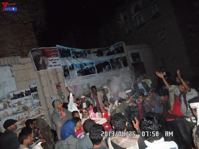 أسرة جريح الثورة يوسف الفاشق تحتفل بعيد ميلاد نجله ثائر في ساحة اعتصام جرحى الثورة أمام مجلس الو 25