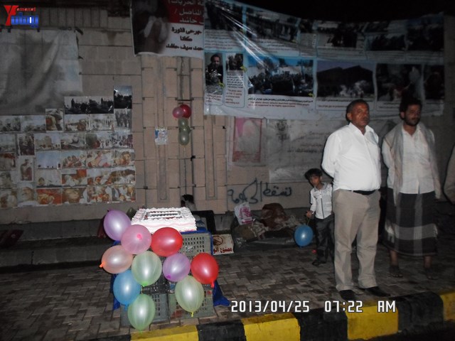 أسرة جريح الثورة يوسف الفاشق تحتفل بعيد ميلاد نجله ثائر في ساحة اعتصام جرحى الثورة أمام مجلس الو 26