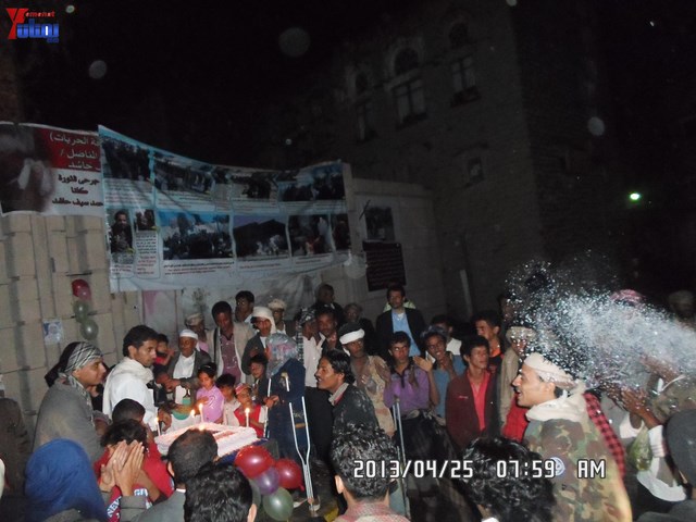 أسرة جريح الثورة يوسف الفاشق تحتفل بعيد ميلاد نجله ثائر في ساحة اعتصام جرحى الثورة أمام مجلس الو 27