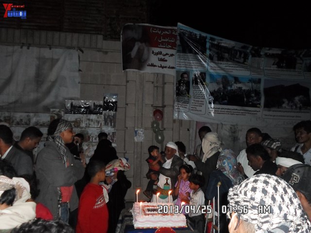 أسرة جريح الثورة يوسف الفاشق تحتفل بعيد ميلاد نجله ثائر في ساحة اعتصام جرحى الثورة أمام مجلس الو 28