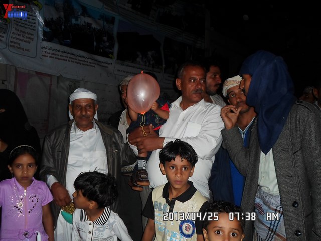 أسرة جريح الثورة يوسف الفاشق تحتفل بعيد ميلاد نجله ثائر في ساحة اعتصام جرحى الثورة أمام مجلس الو 29