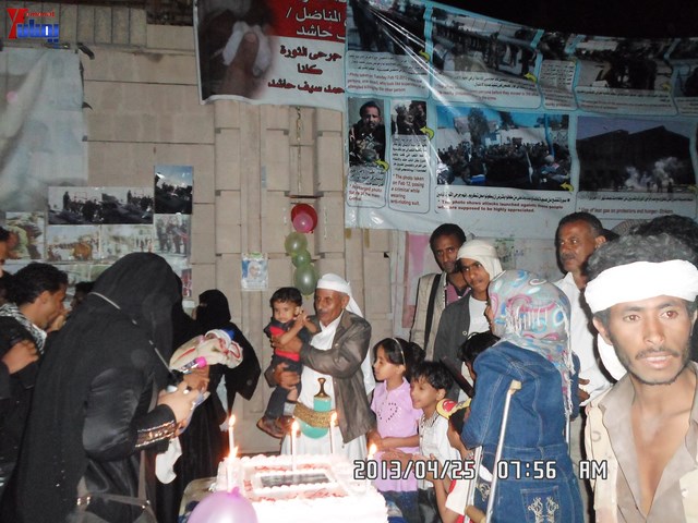 أسرة جريح الثورة يوسف الفاشق تحتفل بعيد ميلاد نجله ثائر في ساحة اعتصام جرحى الثورة أمام مجلس الو 3