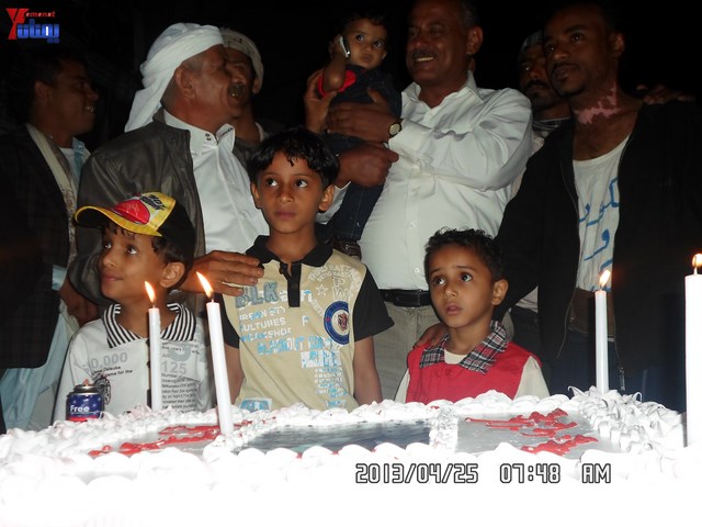 أسرة جريح الثورة يوسف الفاشق تحتفل بعيد ميلاد نجله ثائر في ساحة اعتصام جرحى الثورة أمام مجلس الو 30