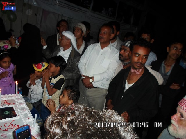 أسرة جريح الثورة يوسف الفاشق تحتفل بعيد ميلاد نجله ثائر في ساحة اعتصام جرحى الثورة أمام مجلس الو 31