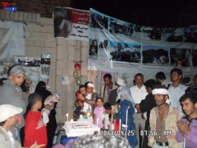 أسرة جريح الثورة يوسف الفاشق تحتفل بعيد ميلاد نجله ثائر في ساحة اعتصام جرحى الثورة أمام مجلس الو 32