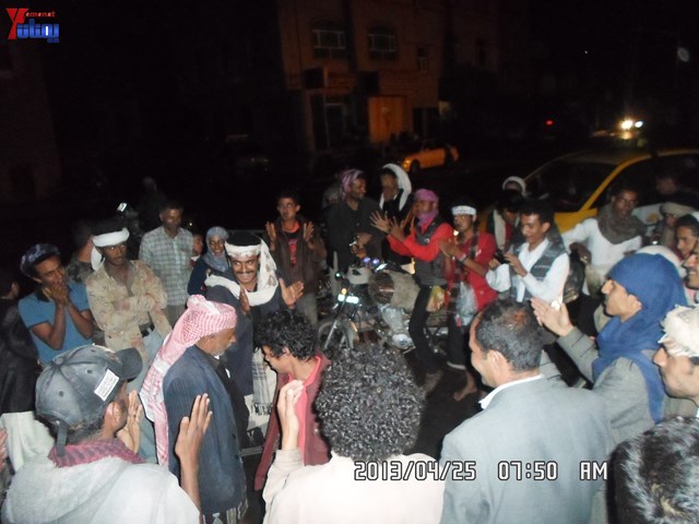 أسرة جريح الثورة يوسف الفاشق تحتفل بعيد ميلاد نجله ثائر في ساحة اعتصام جرحى الثورة أمام مجلس الو 33