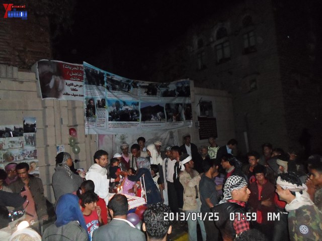 أسرة جريح الثورة يوسف الفاشق تحتفل بعيد ميلاد نجله ثائر في ساحة اعتصام جرحى الثورة أمام مجلس الو 34
