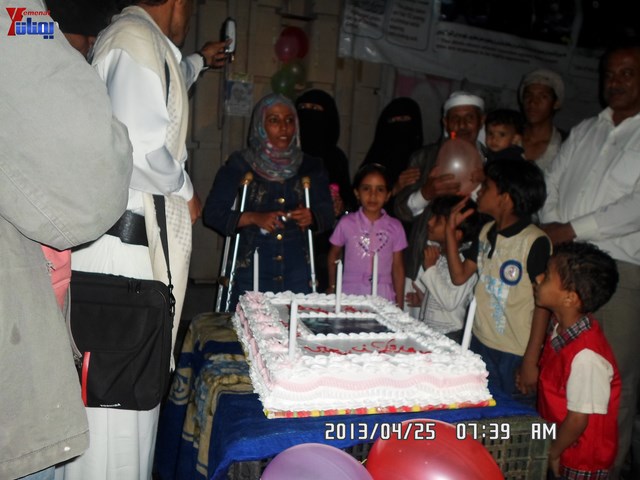 أسرة جريح الثورة يوسف الفاشق تحتفل بعيد ميلاد نجله ثائر في ساحة اعتصام جرحى الثورة أمام مجلس الو 35