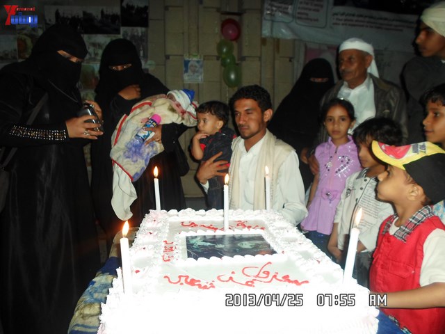 أسرة جريح الثورة يوسف الفاشق تحتفل بعيد ميلاد نجله ثائر في ساحة اعتصام جرحى الثورة أمام مجلس الو 36