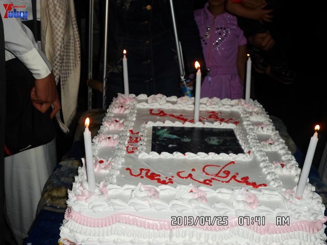 أسرة جريح الثورة يوسف الفاشق تحتفل بعيد ميلاد نجله ثائر في ساحة اعتصام جرحى الثورة أمام مجلس الو 37