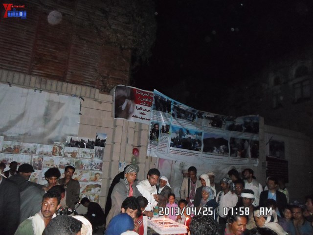 أسرة جريح الثورة يوسف الفاشق تحتفل بعيد ميلاد نجله ثائر في ساحة اعتصام جرحى الثورة أمام مجلس الو 38