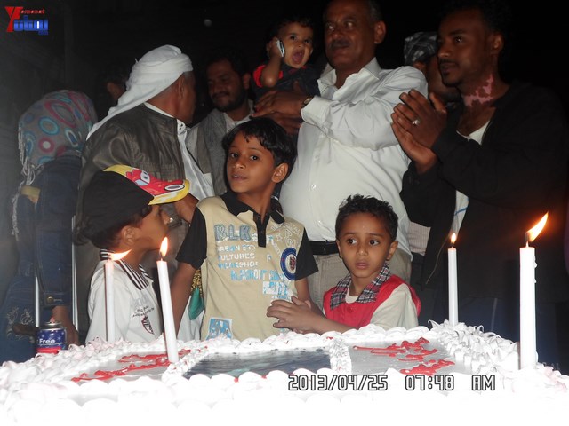 أسرة جريح الثورة يوسف الفاشق تحتفل بعيد ميلاد نجله ثائر في ساحة اعتصام جرحى الثورة أمام مجلس الو 39