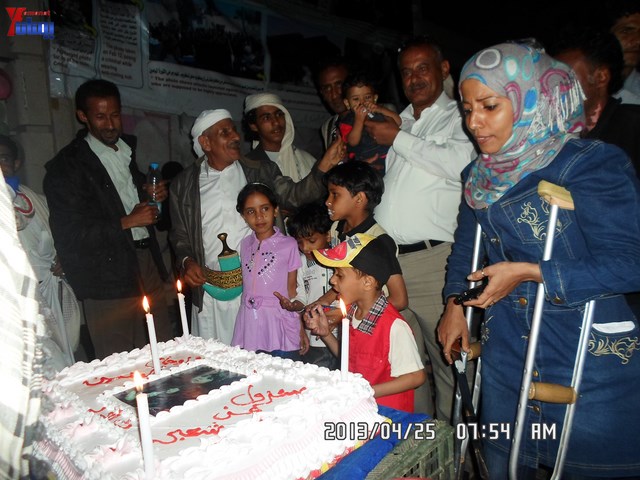 أسرة جريح الثورة يوسف الفاشق تحتفل بعيد ميلاد نجله ثائر في ساحة اعتصام جرحى الثورة أمام مجلس الو 4