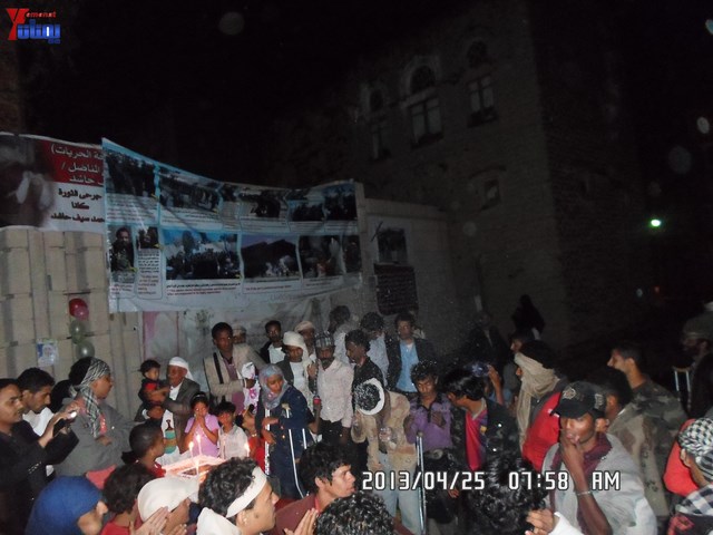 أسرة جريح الثورة يوسف الفاشق تحتفل بعيد ميلاد نجله ثائر في ساحة اعتصام جرحى الثورة أمام مجلس الو 40