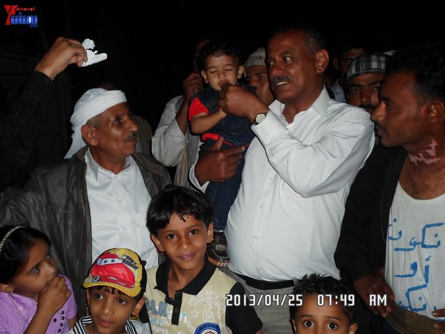 أسرة جريح الثورة يوسف الفاشق تحتفل بعيد ميلاد نجله ثائر في ساحة اعتصام جرحى الثورة أمام مجلس الو 41