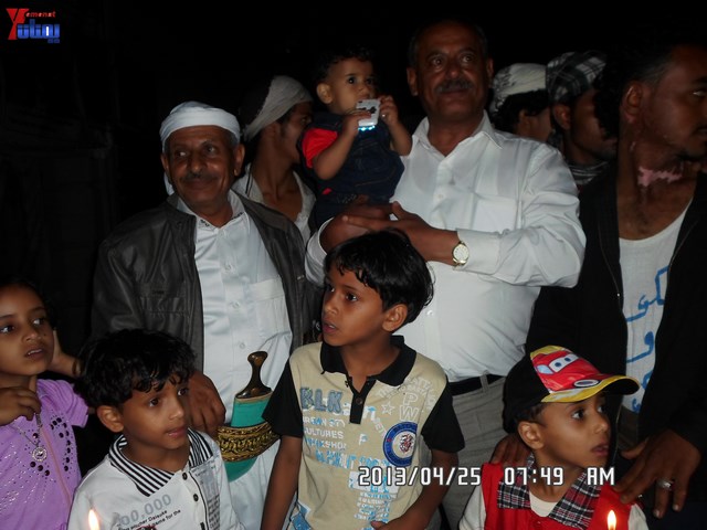 أسرة جريح الثورة يوسف الفاشق تحتفل بعيد ميلاد نجله ثائر في ساحة اعتصام جرحى الثورة أمام مجلس الو 42