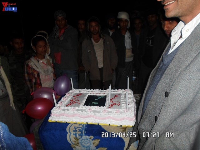 أسرة جريح الثورة يوسف الفاشق تحتفل بعيد ميلاد نجله ثائر في ساحة اعتصام جرحى الثورة أمام مجلس الو 43