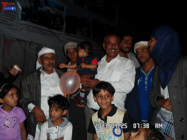 أسرة جريح الثورة يوسف الفاشق تحتفل بعيد ميلاد نجله ثائر في ساحة اعتصام جرحى الثورة أمام مجلس الو 44