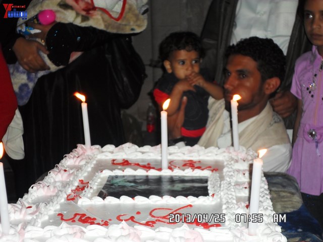 أسرة جريح الثورة يوسف الفاشق تحتفل بعيد ميلاد نجله ثائر في ساحة اعتصام جرحى الثورة أمام مجلس الو 45