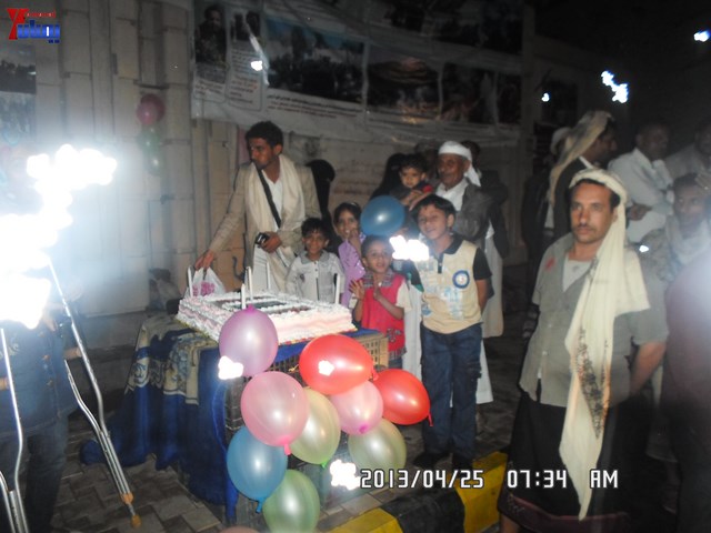 أسرة جريح الثورة يوسف الفاشق تحتفل بعيد ميلاد نجله ثائر في ساحة اعتصام جرحى الثورة أمام مجلس الو 47