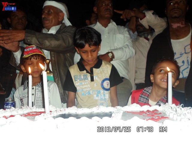 أسرة جريح الثورة يوسف الفاشق تحتفل بعيد ميلاد نجله ثائر في ساحة اعتصام جرحى الثورة أمام مجلس الو 48