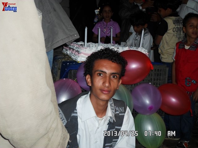 أسرة جريح الثورة يوسف الفاشق تحتفل بعيد ميلاد نجله ثائر في ساحة اعتصام جرحى الثورة أمام مجلس الو 49