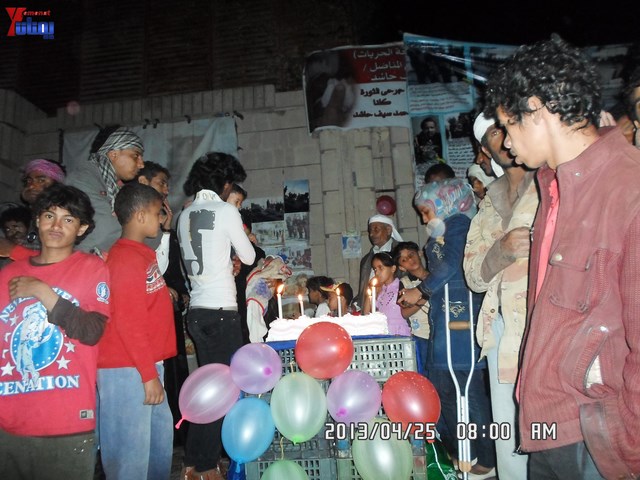 أسرة جريح الثورة يوسف الفاشق تحتفل بعيد ميلاد نجله ثائر في ساحة اعتصام جرحى الثورة أمام مجلس الو 5