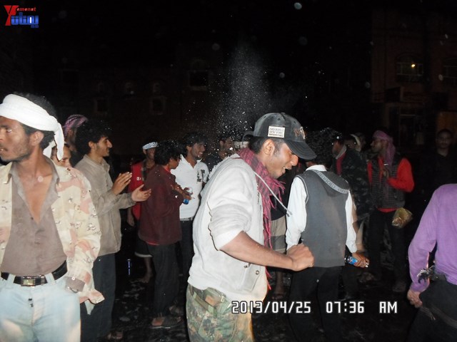 أسرة جريح الثورة يوسف الفاشق تحتفل بعيد ميلاد نجله ثائر في ساحة اعتصام جرحى الثورة أمام مجلس الو 50