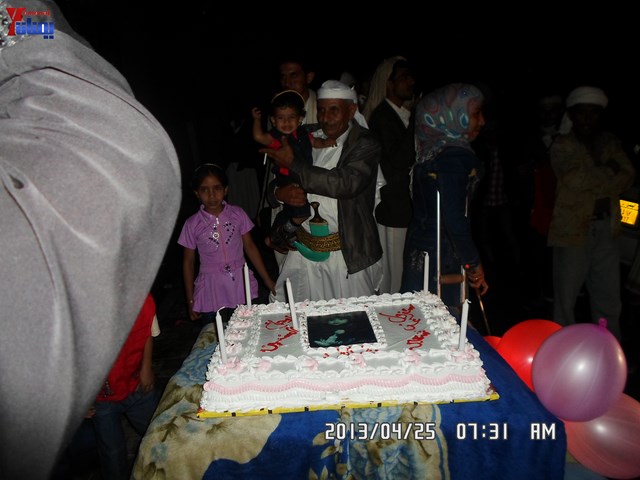 أسرة جريح الثورة يوسف الفاشق تحتفل بعيد ميلاد نجله ثائر في ساحة اعتصام جرحى الثورة أمام مجلس الو 51