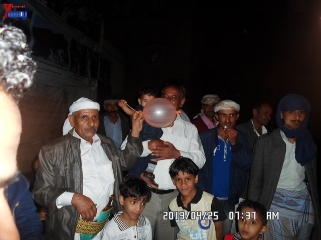 أسرة جريح الثورة يوسف الفاشق تحتفل بعيد ميلاد نجله ثائر في ساحة اعتصام جرحى الثورة أمام مجلس الو 52