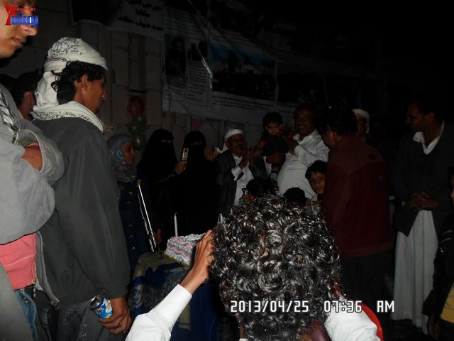 أسرة جريح الثورة يوسف الفاشق تحتفل بعيد ميلاد نجله ثائر في ساحة اعتصام جرحى الثورة أمام مجلس الو 53