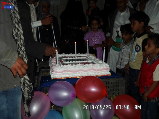 أسرة جريح الثورة يوسف الفاشق تحتفل بعيد ميلاد نجله ثائر في ساحة اعتصام جرحى الثورة أمام مجلس الو 54